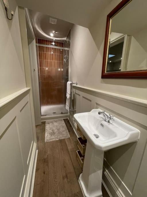 Peaceful Apartment In The Heart Of Frome Ngoại thất bức ảnh